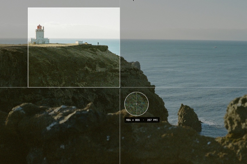 Area capture in progress: selection rectangle, pixel loupe, and live dimensions readout